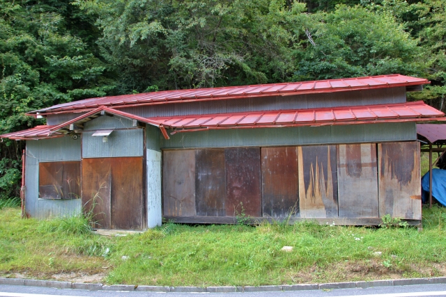 赤いトタン屋根